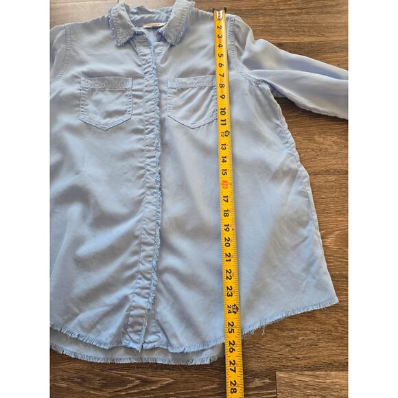 Chico’s Lyocell Chambray Button Front Shirt Blue Frayed Hem Size 4 Sustainable - Picture 7 of 9